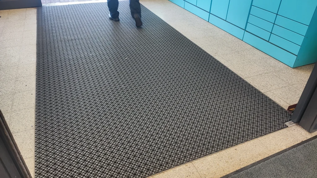 Ari tuulikaappimatto kaupan sisäänkäynnillä
