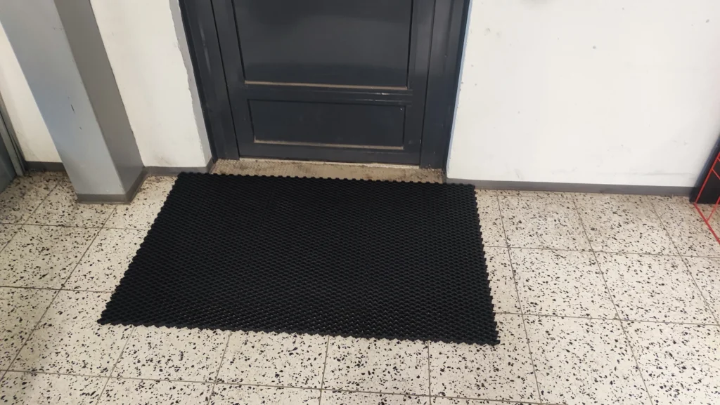 Jaguar tuulikaappimatto oven edessä