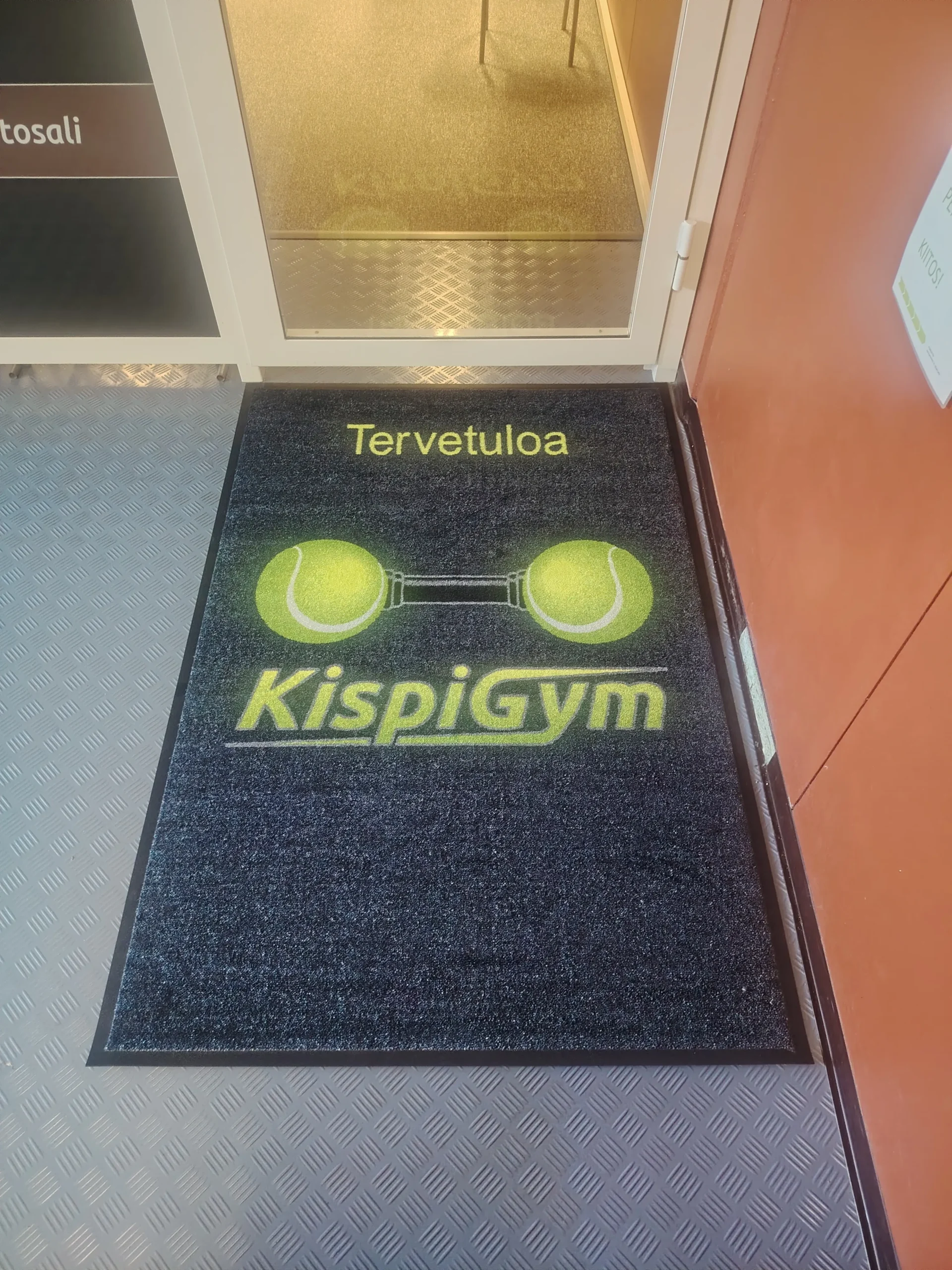 Logomatto kuntosalin sisäänkäynnillä